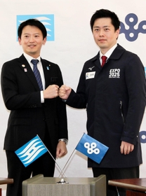 会議の冒頭、吉村洋文大阪府知事（右）とグータッチする斎藤元彦兵庫県知事＝２６日午後、西宮市西宮浜４、新西宮ヨットハーバー