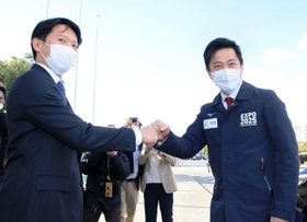 吉村洋文大阪府知事（右）を出迎える斎藤元彦兵庫県知事＝２６日午後、西宮市西宮浜４、新西宮ヨットハーバー