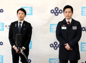 会議後の会見で記者の質問に答える斎藤元彦兵庫県知事（左）と吉村洋文大阪府知事＝２６日午後、西宮市西宮浜４、新西宮ヨットハーバー