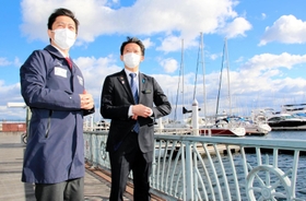 会議前、大阪湾を眺めながら語り合う吉村洋文大阪府知事（左）と斎藤元彦兵庫県知事＝２６日午後、西宮市西宮浜４、新西宮ヨットハーバー