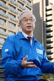 「１・１７の経験と教訓を伝えるのは使命」と語る高橋守雄さん＝神戸市中央区の兵庫県庁前（撮影・坂井萌香）