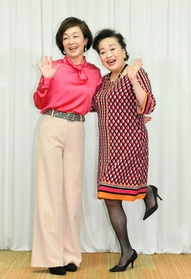 息の合ったコンビぶりをみせるキムラ緑子（左）と渡辺えり