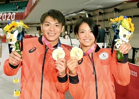 東京五輪で金メダルを手にする阿部一二三と妹の詩＝７月２５日、日本武道館