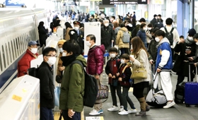 帰省客らで混み合う山陽新幹線新神戸駅のホーム＝２９日午前、神戸市中央区（撮影・鈴木雅之）