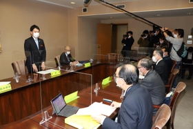 新型コロナウイルス感染症対策本部関係本部員会議の冒頭で発言する斎藤元彦知事（左）＝３０日午後、兵庫県庁（撮影・藤家　武）