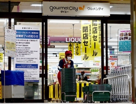 大みそかで前身店を含め６０年の歴史に幕を閉じるダイエーグルメシティ新長田店＝神戸市長田区久保町５（撮影・中西幸大）