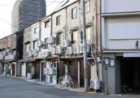 風営法に基づく警告を受け、全ての店が閉店した「かんなみ新地」＝１１月３日午後、尼崎神田南通３