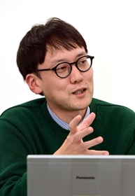 体制変革の必要性を呼び掛ける斎藤幸平さん。「化石燃料を多く使う産業にどう規制をかけていくか。そうしないと気候危機には対処できない」＝京都市右京区（撮影・中西幸大）