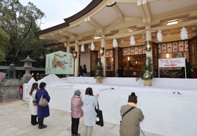 分散参拝が進み、大みそかに手を合わせる人たち＝３１日夕、神戸市中央区多聞通３、湊川神社（撮影・小林良多）