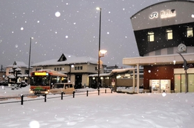 大雪で列車の運休が相次ぎ、人影の少ないＪＲ豊岡駅前＝３１日夕、豊岡市大手町（撮影・桑名良典）