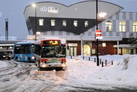 大雪で列車の運休が相次ぎ、人影の少ないＪＲ豊岡駅前＝３１日夕、豊岡市大手町（撮影・桑名良典）