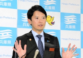 ２０２２年の抱負を語る斎藤元彦知事＝兵庫県庁