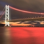 「世界エイズデー」に合わせて、赤くライトアップされた明石海峡大橋＝１日午後５時４４分、神戸市垂水区海岸通（撮影・鈴木雅之）