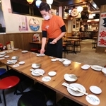 兵庫県の会食人数制限が撤廃され、大人数の宴会予約も入るようになった神戸市内の居酒屋。それでも予約は例年の半分にとどまるという＝１日午後、神戸市中央区北長狭通２（撮影・小林良多）