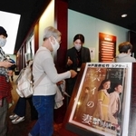 昨年、ベネチア国際映画祭で監督賞に輝いた黒沢清監督（神戸市出身）の映画「スパイの妻」公開初日には多くのファンが駆けつけた＝２０２０年１０月１６日、神戸市中央区御幸通８、神戸国際松竹