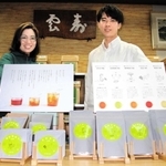 ティーバッグ茶の新ブランドを立ち上げた赤松佳幸さん（右）と、ともに地域おこしに取り組む小野未花子さん＝姫路市久保町、播磨屋茶舗