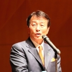 講演するパソナグループの南部靖之代表＝兵庫県淡路市、しづかホール