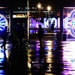 暗闇に浮かぶ光の装飾。雨に濡れた路面に浮かび上がった＝３日夜、神戸市中央区波止場町、メリケンパーク（撮影・中西幸大）