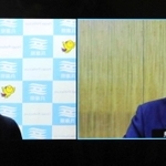 鳥取県の平井伸治知事（右）とオンラインで会談する兵庫県の斎藤元彦知事＝３日午後、兵庫県庁