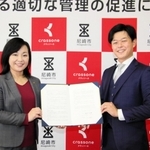 協定書を取り交わした尼崎市の稲村和美市長とクラッソーネの川口哲平代表取締役ＣＥＯ＝尼崎市役所