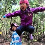 「森のようちえん　さんぽみち」で思い思いに遊ぶ子どもたち＝西宮市甲山町、甲山森林公園
