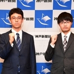 第４局を前に撮影に応じる一力遼天元（左）と関航太郎七段＝５日午後、洲本市、ホテルニューアワジ（撮影・坂井萌香）