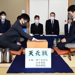 第４局で初手を打つ関航太郎七段（左）。右は一力遼天元＝６日午前、洲本市のホテルニューアワジ（撮影・中西幸大）