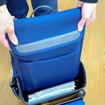 小学校で荷物軽量化の取り組みが広がる中、重量化の要因となっているパソコン端末＝神戸市西区（読者提供）