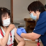 新型コロナウイルスワクチンの３回目接種を受ける医療従事者（左）＝６日午前、兵庫県立淡路医療センター（撮影・中西幸大）