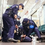 地下鉄車両を使った訓練で、犯人役を取り押さえる警察官＝７日午前、神戸市西区、市営地下鉄西神中央駅（撮影・吉田敦史）