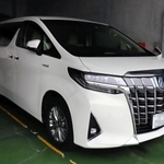 トヨタアルファード。兵庫県内では丹波市が市長公用車に採用している＝丹波市氷上町成松、丹波市役所（画像の一部を加工しています）