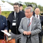 式典に参加するため硫黄島を訪れたダニエル・キングさん（左）＝本人提供