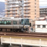 市街地で全国トップ級の時速１３０キロを出す新快速＝西宮市和上町