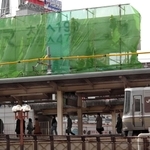 脱線事故後「大阪へ１９分」の看板が撤去される三ノ宮駅＝２００６年３月