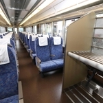 荷物置き場（右）などを設け、車内の快適性を高めた新快速「Ａシート」＝２７日午後、ＪＲ西日本網干総合車両所（撮影・大森　武）
