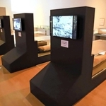 新発見を伝える映像資料やミイラが並ぶ展示室＝神戸市中央区脇浜海岸通１、兵庫県立美術館