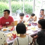 交流会で給食を食べながら触れ合うインドネシア人技能実習生と児童たち＝２０１９年７月、兵庫県新温泉町諸寄、浜坂西小学校（同小提供）