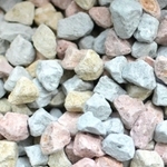 青、黄、赤と３色ある竜山石（八木健吾さん提供）