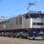報道陣に披露されたＪＲ貨物ＥＦ５１０形新車両「ＥＣＯーＰＯＷＥＲレッドサンダー」＝神戸市兵庫区、川崎車両兵庫工場（撮影・長嶺麻子）