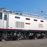 報道陣に披露されたＪＲ貨物ＥＦ５１０形新車両「ＥＣＯーＰＯＷＥＲレッドサンダー」＝神戸市兵庫区、川崎車両兵庫工場（撮影・長嶺麻子）