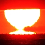 播磨灘で見られた「だるま夕日」。さながら、黄金の賜杯のよう＝５日午後４時４６分、神戸市垂水区