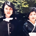 モニュメントに名が刻まれた増田悦子さん（右）と美紗子さん（増田潤さん提供）