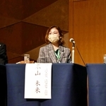 語り部活動について話す米山未来さん（中央）ら＝１１日午後、神戸市中央区波止場町