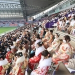 新型コロナ禍による２度の延期のため、約１年遅れで開催された神戸市の成人式。午前、午後の２回に分けるなど感染対策にも気を配って行われた＝１２日午前、神戸市兵庫区のノエビアスタジアム神戸（撮影・小林良多）