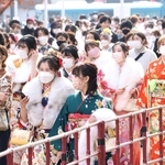 約１年の延期の末に開催された神戸市の成人式。振り袖姿の女性も数多く参加した＝１２日午後、神戸市兵庫区のノエビアスタジアム神戸（撮影・小林良多）