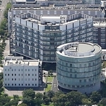 神戸大病院国際がん医療・研究センター（奥）とメディカロイドの入るビル（右手前）、遠隔手術の実証実験などを行う施設（左手前）が近接する医療産業都市の一角＝２０２０年８月、神戸・ポートアイランド