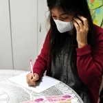コロナ禍で困窮する女性の相談に乗る支援団体スタッフ＝兵庫県内