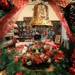 最終盤を迎えているクリスマスのリース作り＝神戸市須磨区弥栄台３