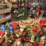 大詰めを迎えているクリスマスリースの生産＝神戸市須磨区弥栄台３