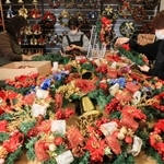 大詰めを迎えているクリスマスリースの生産＝神戸市須磨区弥栄台３